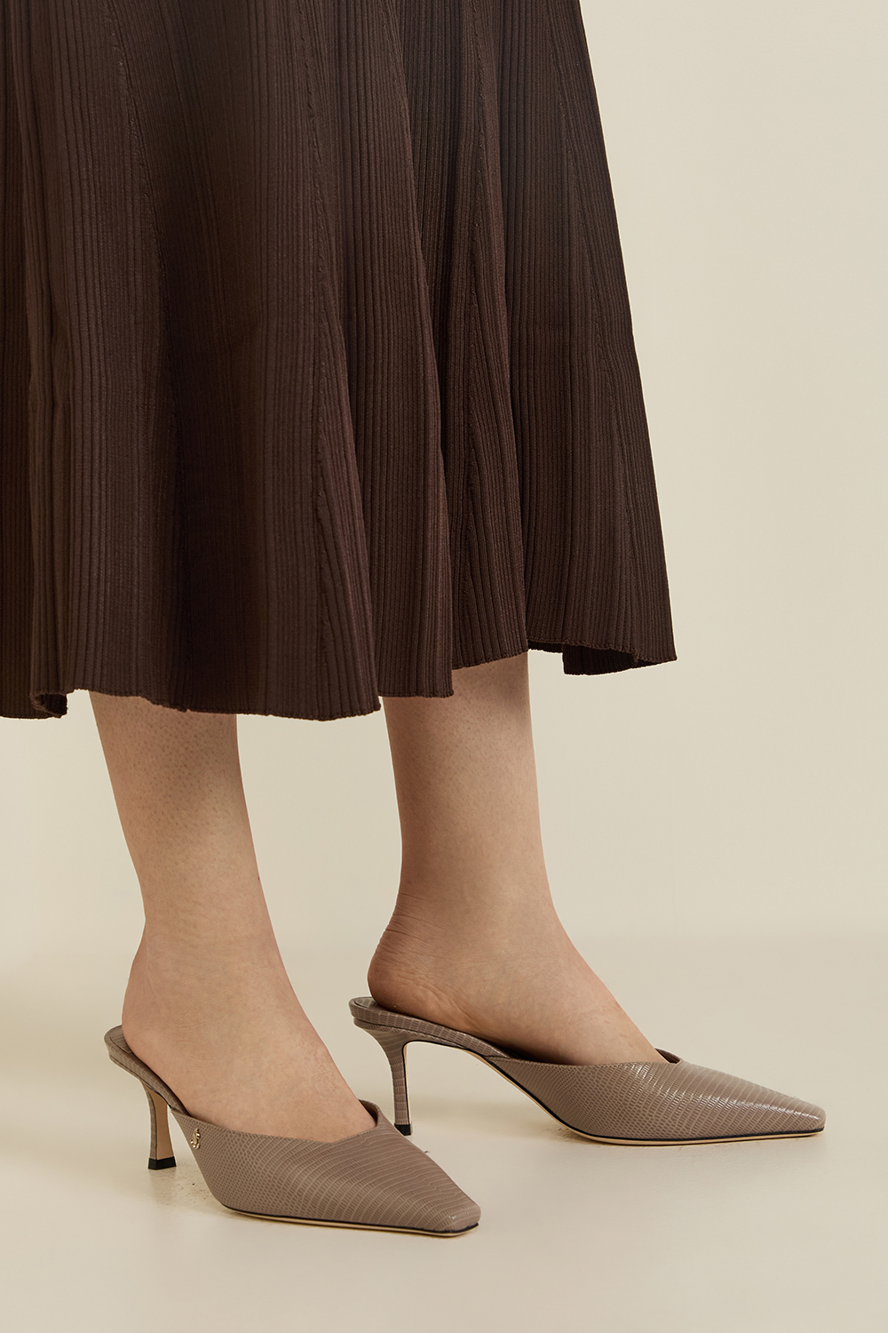 תמונת כל הלוק של נעלי סליידס עקב JIMMY CHOO